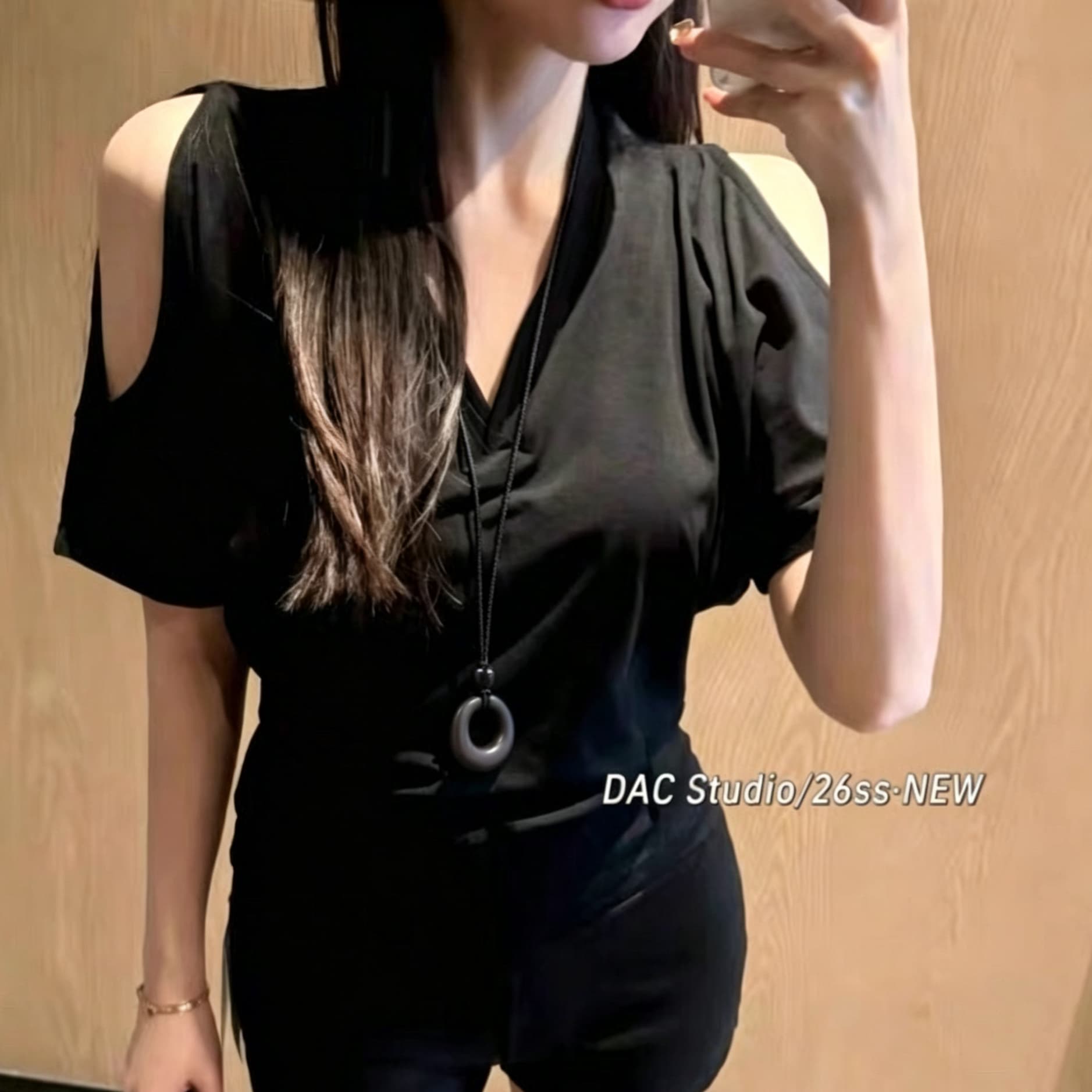 재고 있음 열세 개 한국 스타일 패션 V넥 단색 캐주얼 슬림해 보이는 홀로우 아웃 다용도 반팔 티셔츠 여성 셔츠 벨트 장식품 상세 이미지 3