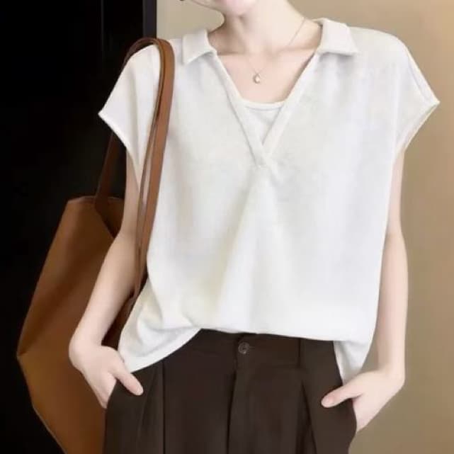 재고 있음 여름 폴로 칼라 V넥 디자인 심지어 소매 자르기 페이크 레이어드 작은 셔츠 여성 품격 느긋한 티셔츠 다용도 슬림해 보이는 맨위 상세 이미지 4