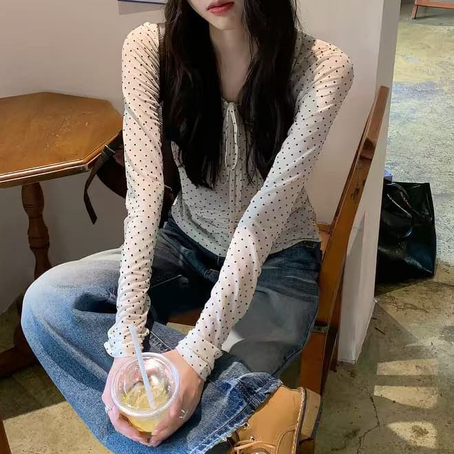 재고 있음 한 스타일 도트 무늬 V넥 레이스업 긴팔 티셔츠 여름 몸매 가꾸기 슬림해 보이는 얇은 스타일 망사 자외선 차단 블라우스 만나는 맨위 이미지 4