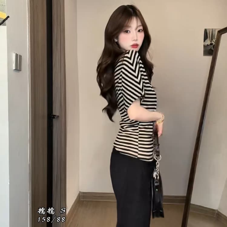재고 있음 여성 의류 느긋한 바람 세련된 배색 스트라이프 루즈핏 슬림해 보이는 반팔 티셔츠 여성 여름 행침 목 슬립 투피스 세트 상세 이미지 10