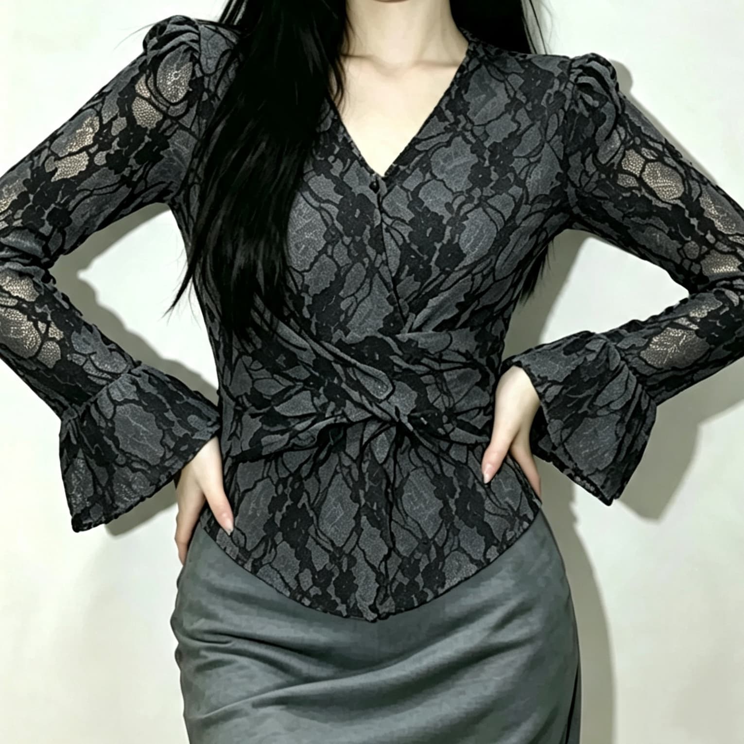 재고 있음 봄 가을 새로운 십자가 V넥 비틀림 셔츠 패션 긴팔 티셔츠 여성 허리 수축 슬림해 보이는 기본 셔츠 맨위 이미지 2