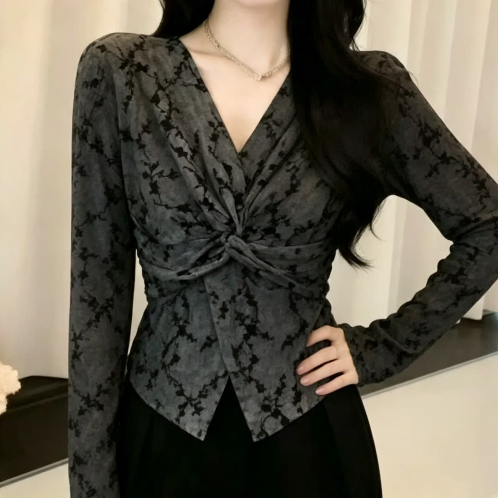 재고 있음 봄 가을 새로운 비틀림 셔츠 여성 긴 소매 만나는 작은 셔츠 식물 플러시 꽃무늬 불규칙 밑단 티셔츠 맨위 이미지 2