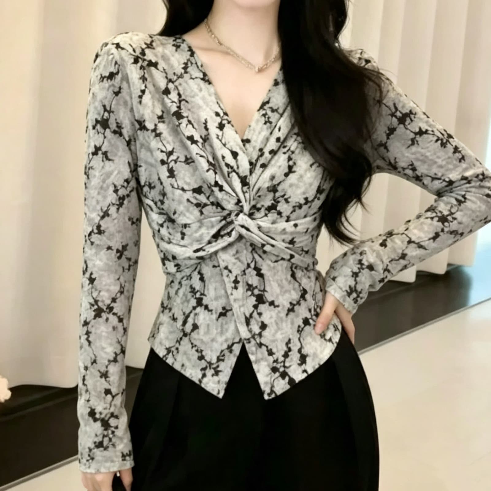 재고 있음 봄 가을 새로운 비틀림 셔츠 여성 긴 소매 만나는 작은 셔츠 식물 플러시 꽃무늬 불규칙 밑단 티셔츠 맨위 상세 이미지 2
