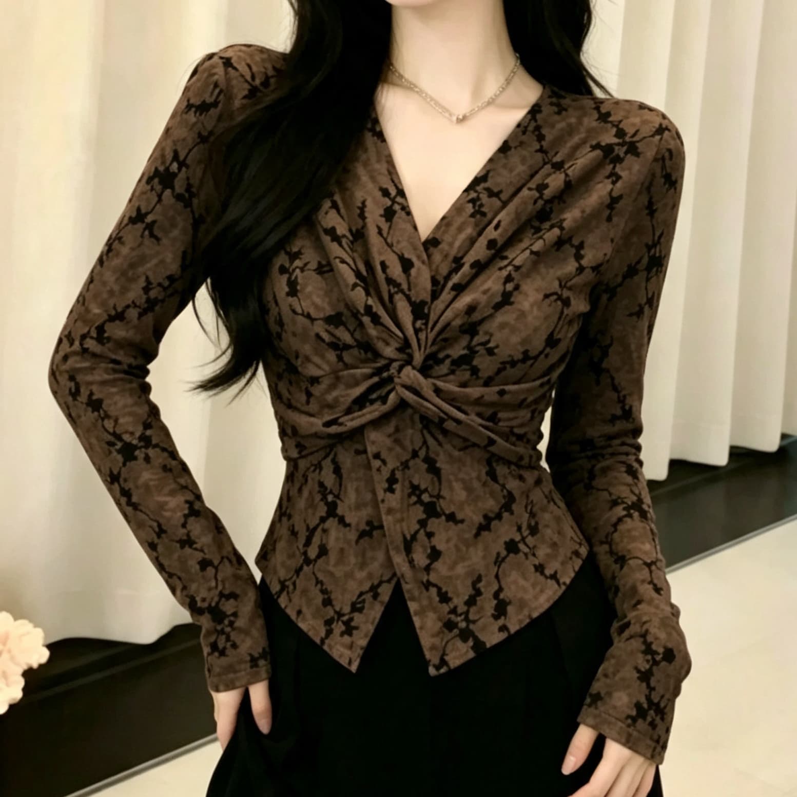 재고 있음 봄 가을 새로운 비틀림 셔츠 여성 긴 소매 만나는 작은 셔츠 식물 플러시 꽃무늬 불규칙 밑단 티셔츠 맨위 상세 이미지 4