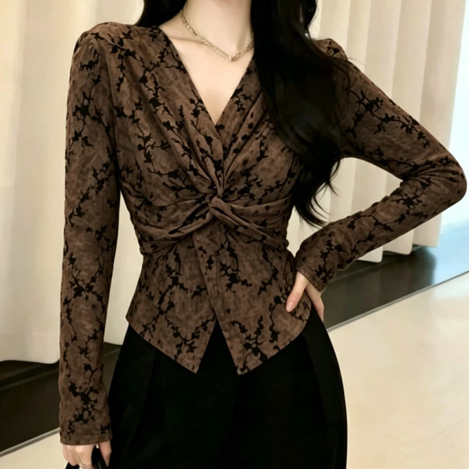 재고 있음 봄 가을 새로운 비틀림 셔츠 여성 긴 소매 만나는 작은 셔츠 식물 플러시 꽃무늬 불규칙 밑단 티셔츠 맨위 상세 이미지 5