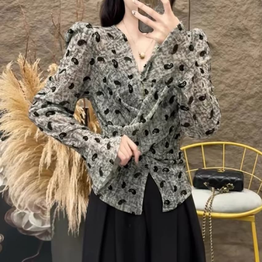 재고 있음 유럽 상품 디자인 센스 비틀림 V넥 식물 플러시 긴팔 티셔츠 봄 가을 새로운 품격 허리 수축 나팔 소매 맨위