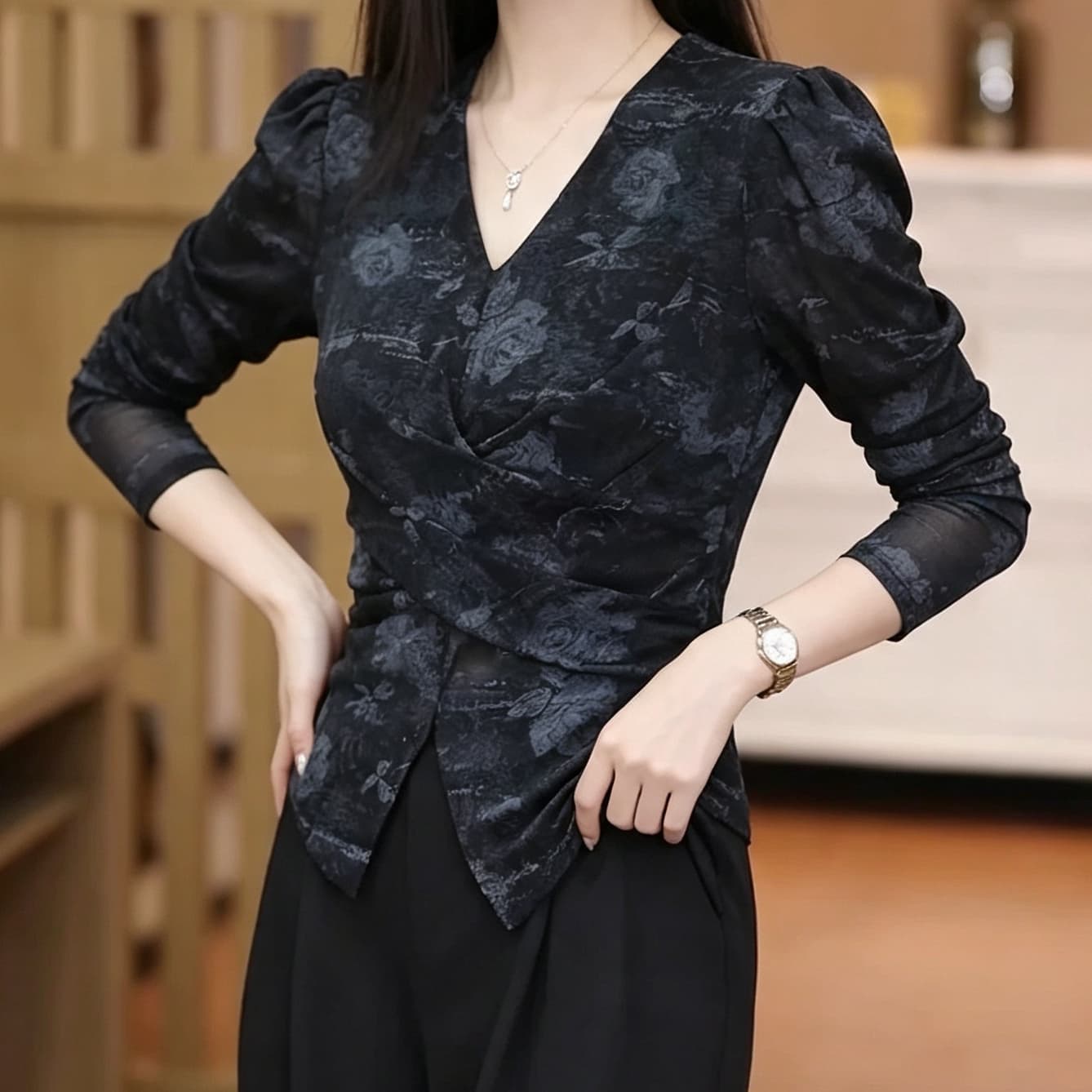 재고 있음 품격 V넥 기본 셔츠 맨위 봄 가을 새로운 디자인 센스 몸매 가꾸기 슬림해 보이는 얇은 스타일 긴팔 비틀림 작은 셔츠 이미지 4