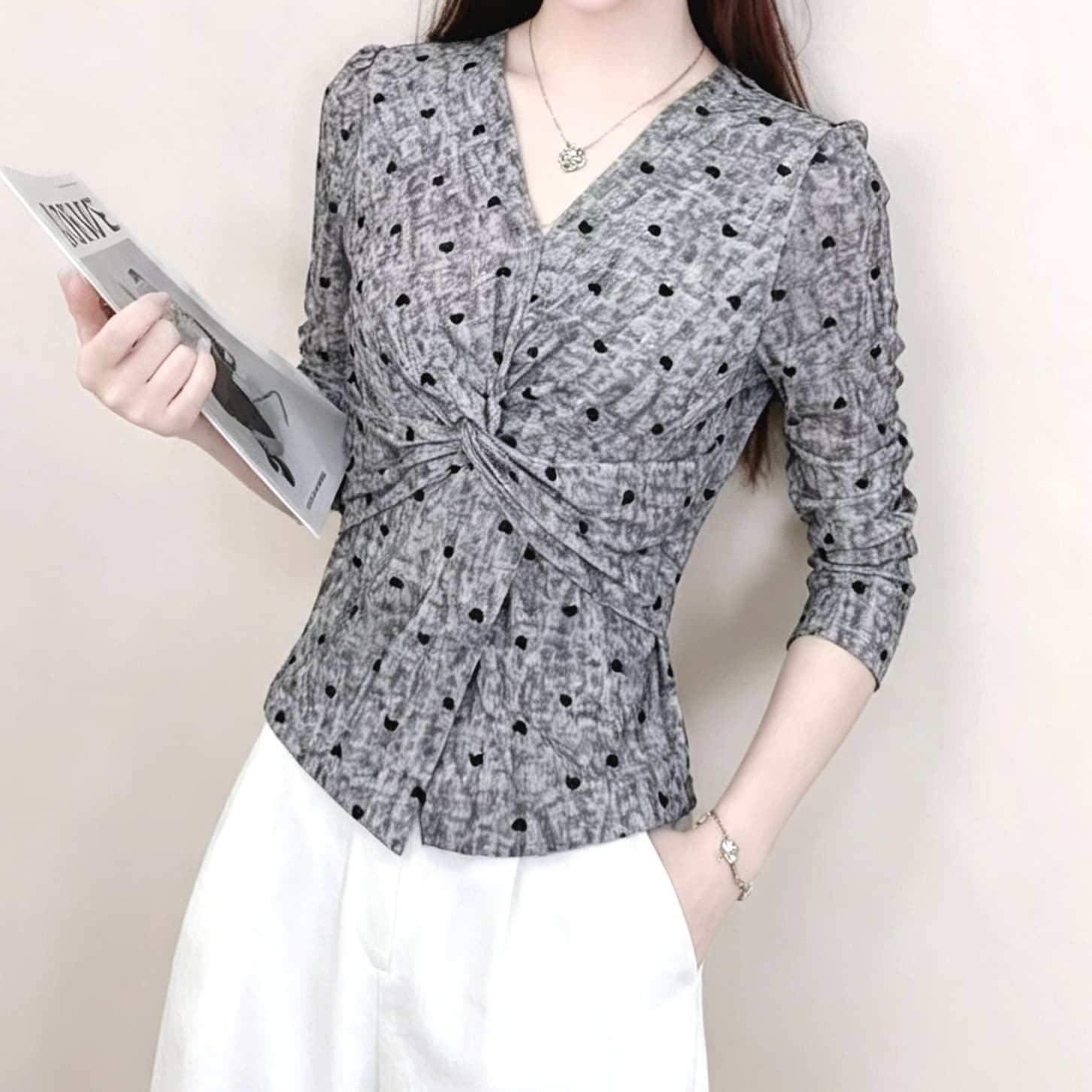 재고 있음 디자인 센스 작은 대중 V넥 비틀림 긴팔 티셔츠 봄 가을 패션 품격 다용도 슬림해 보이는 하트 식물 플러시 맨위 상세 이미지 6