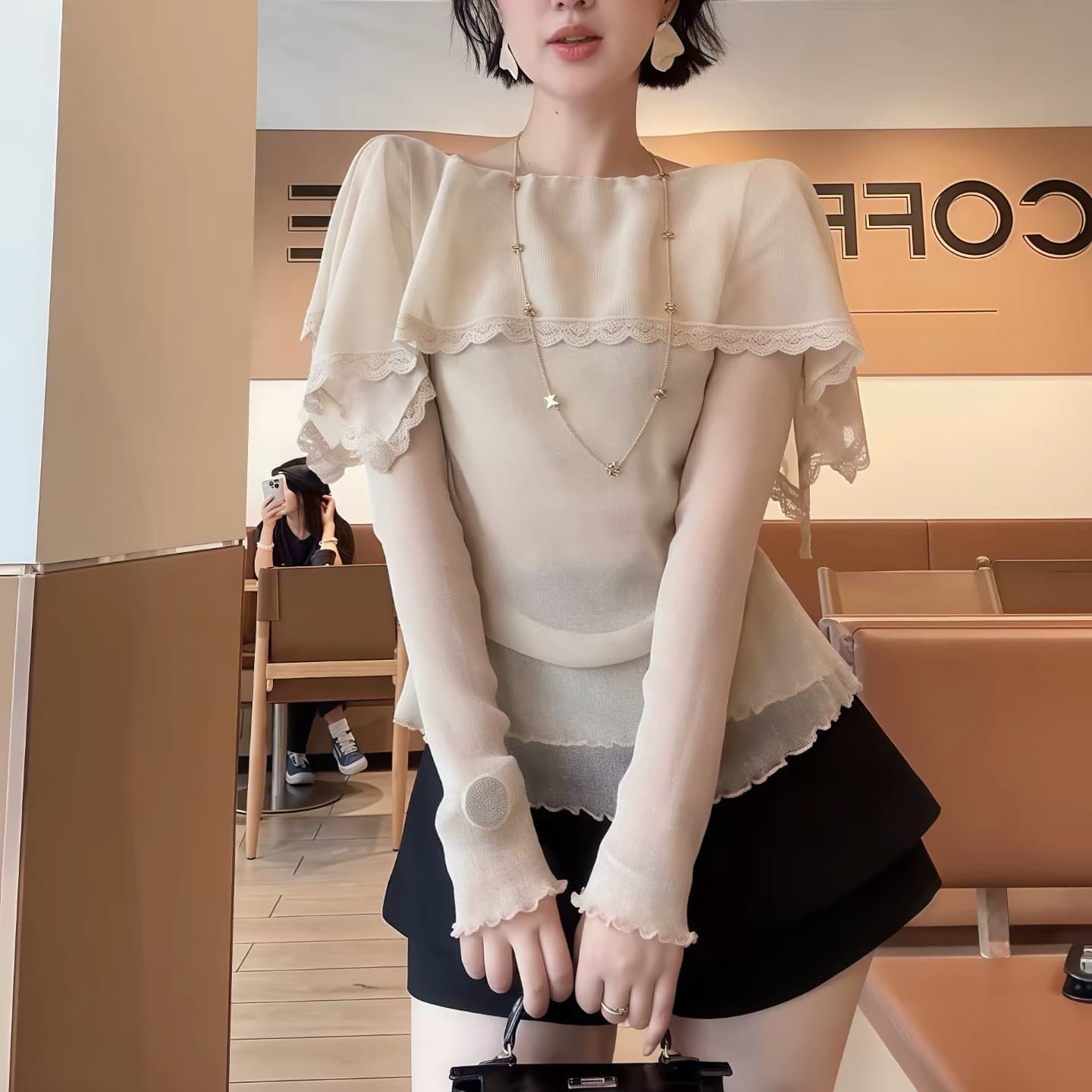 재고 있음 디자인 센스 작은 대중 레이스 조각 오프숄더 프릴 여성 셔츠 가을 새로운 프랑스식 부드러운 바람 맨위 이미지 2