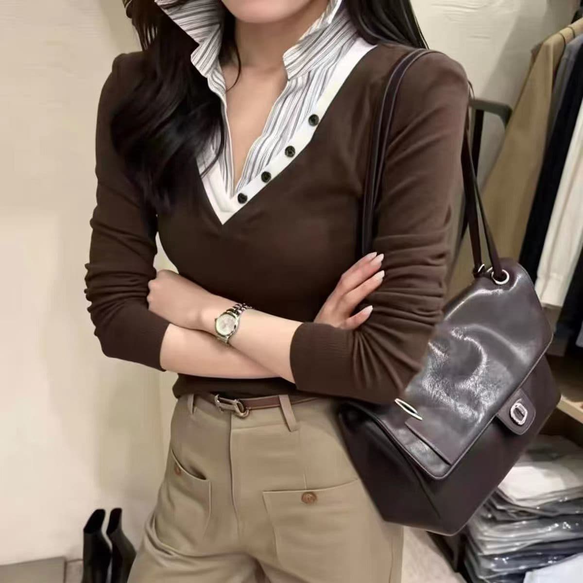 재고 있음 한국 스타일 페이크 레이어드 스트라이프 패치워크 POLO 칼라 니트 스웨터 디자인 센스 출퇴근 다용도 긴팔 티셔츠 맨위