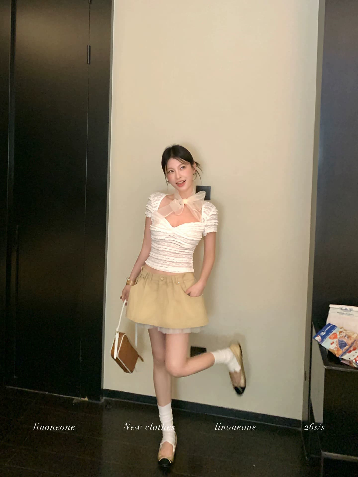 linoneone 빛 산소 구름 레이스 관대 한 칼라 비틀림 주름 작은 섹시함 반팔 몸매 가꾸기 신축성 티셔츠 이미지 4
