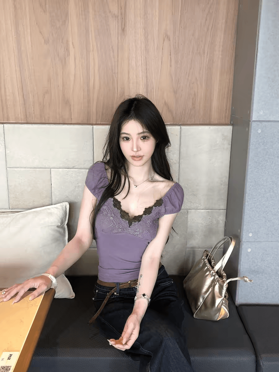 레드 맨 파빌리온 긍정적 인 어깨 반팔 티셔츠 여성 2026 새로운 여름 착용 가져 가라. V넥 보라색 쇼트 스타일 한 부서 디자인 센스 맨위 상세 이미지 2