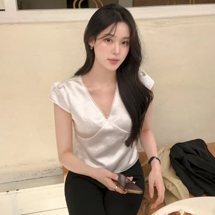 있음 창고 프랑스식 품격 우아함 레트로 미니멀리즘 V넥 일상 다용도 작은 셔츠 구슬 빛 센스 맨위 상세 이미지 2