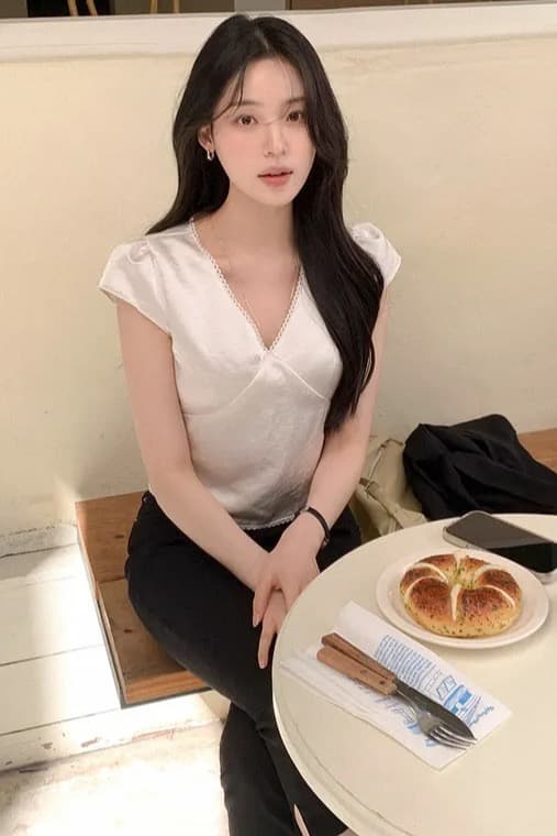 있음 창고 프랑스식 품격 우아함 레트로 미니멀리즘 V넥 일상 다용도 작은 셔츠 구슬 빛 센스 맨위 상세 이미지 5