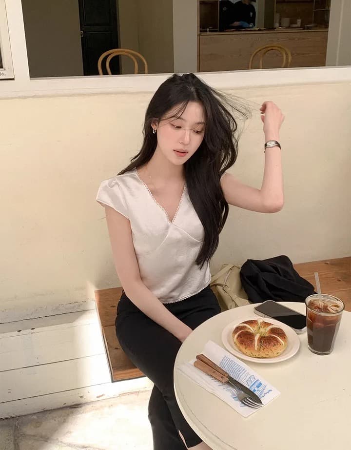 있음 창고 프랑스식 품격 우아함 레트로 미니멀리즘 V넥 일상 다용도 작은 셔츠 구슬 빛 센스 맨위 상세 이미지 17