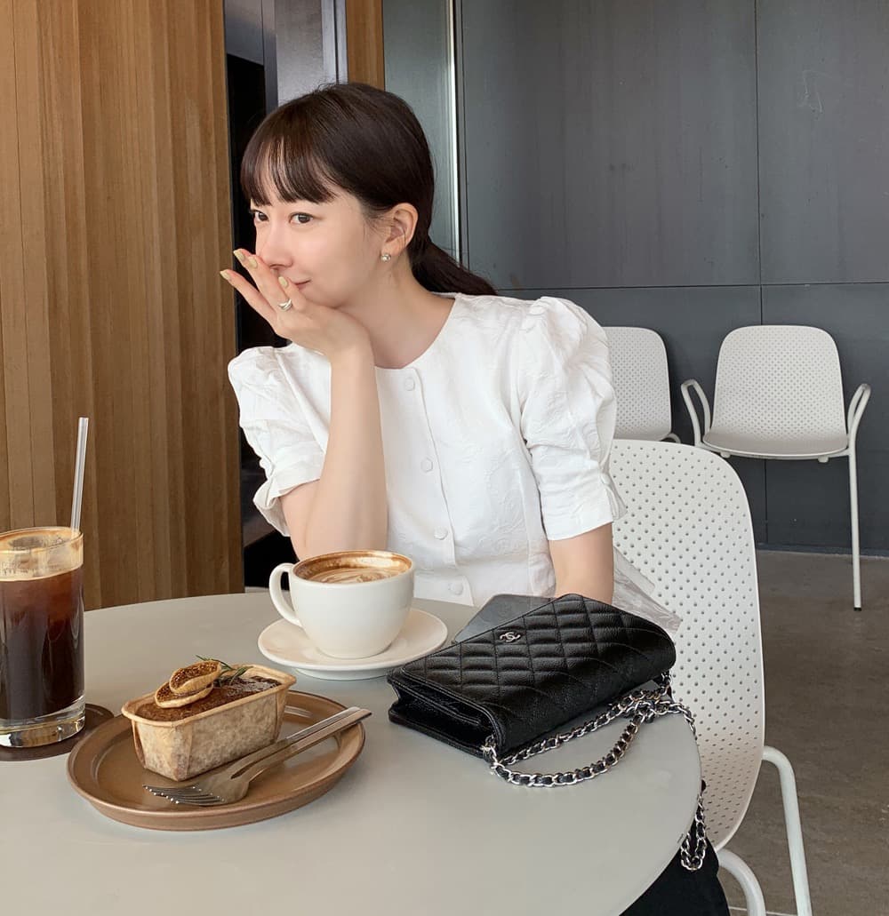 있음 창고 레트로 프랑스식 품격 어둠 곡물 자카드 거품 소매 몸매 가꾸기 슬림해 보이는 프릴 셔츠 상세 이미지 3
