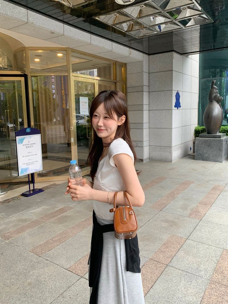 재고 있음 한 부서 품격 새틴 V넥 십자가 맨위 레이스 레이스 쇼트 스타일 슬림해 보이는 작은 셔츠 상세 이미지 2