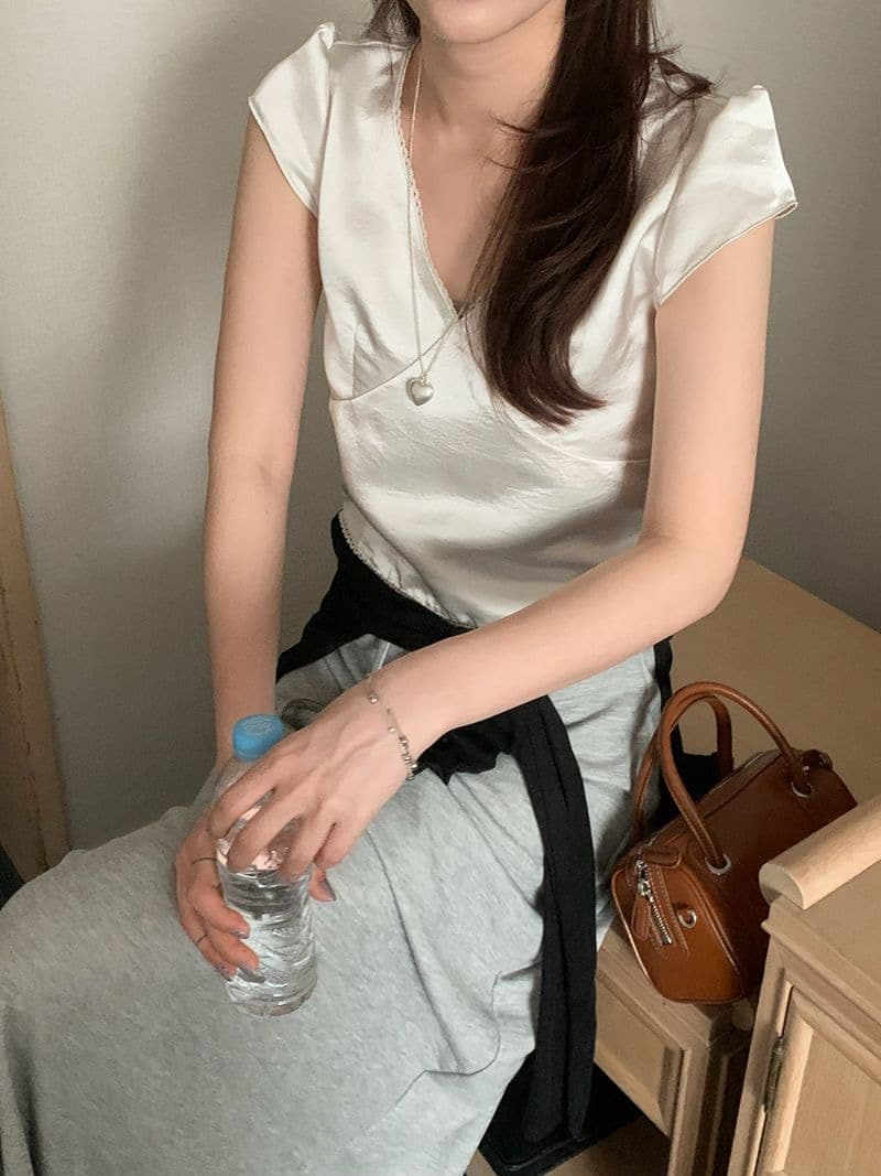 재고 있음 한 부서 품격 새틴 V넥 십자가 맨위 레이스 레이스 쇼트 스타일 슬림해 보이는 작은 셔츠 상세 이미지 3