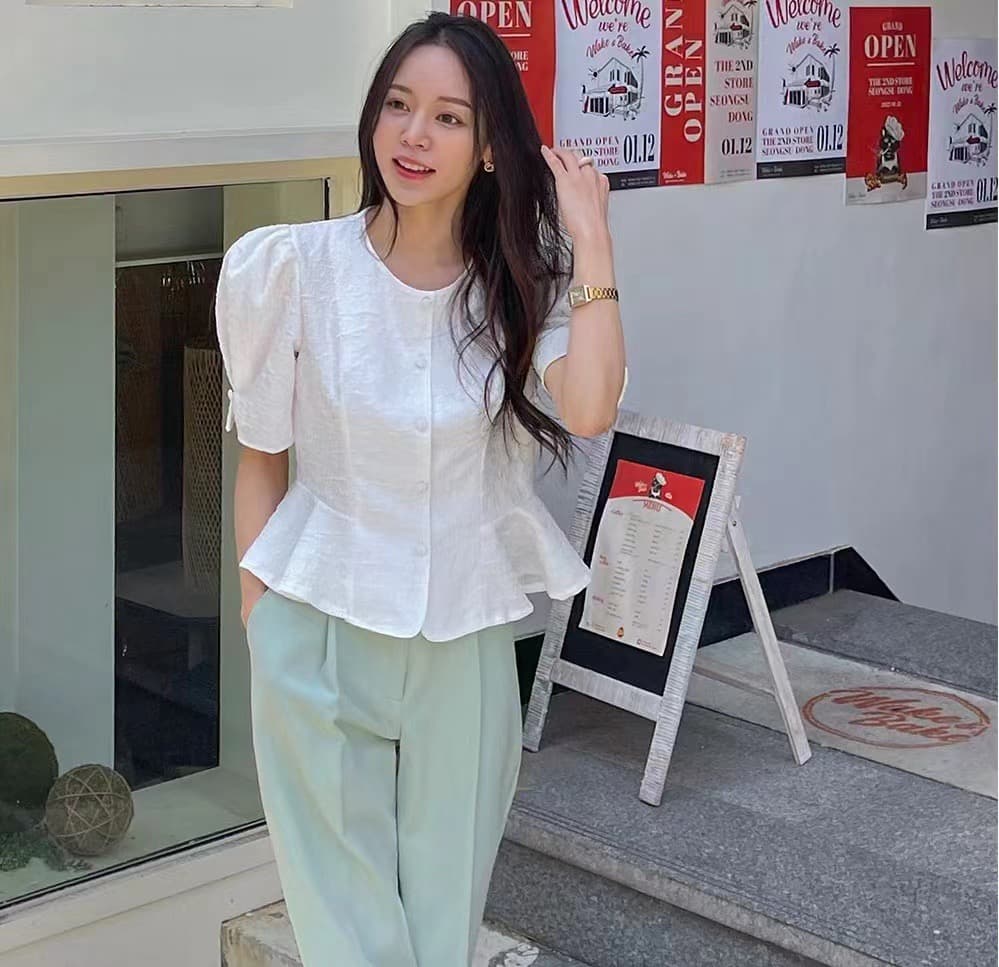 재고 있음 chic 여름 프랑스식 라운드 넥 싱글 줄 버튼 어둠 곡물 자카드 나팔 소매 프릴 셔츠 맨위 여성 상세 이미지 1