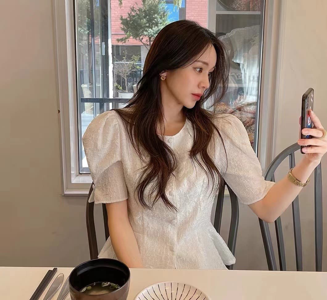 재고 있음 chic 여름 프랑스식 라운드 넥 싱글 줄 버튼 어둠 곡물 자카드 나팔 소매 프릴 셔츠 맨위 여성 상세 이미지 2