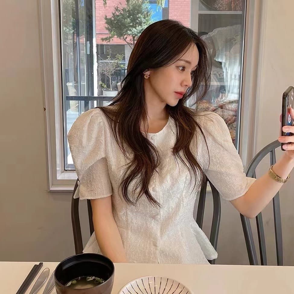 재고 있음 chic 여름 프랑스식 라운드 넥 싱글 줄 버튼 어둠 곡물 자카드 나팔 소매 프릴 셔츠 맨위 여성 상세 이미지 6