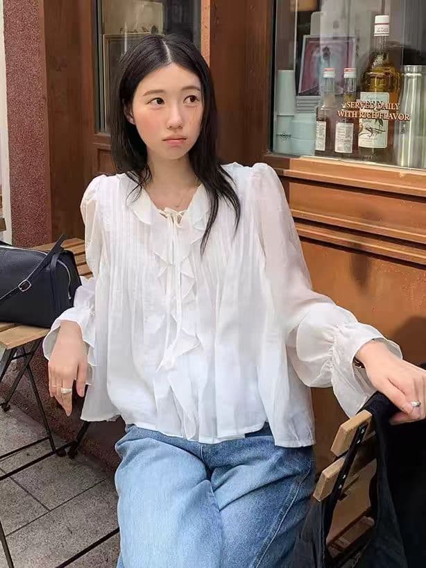 재고 있음 2026 년 여름 새로운 프랑스식 프릴 V넥 레이스업 나팔 소매 여성 셔츠 이미지 2