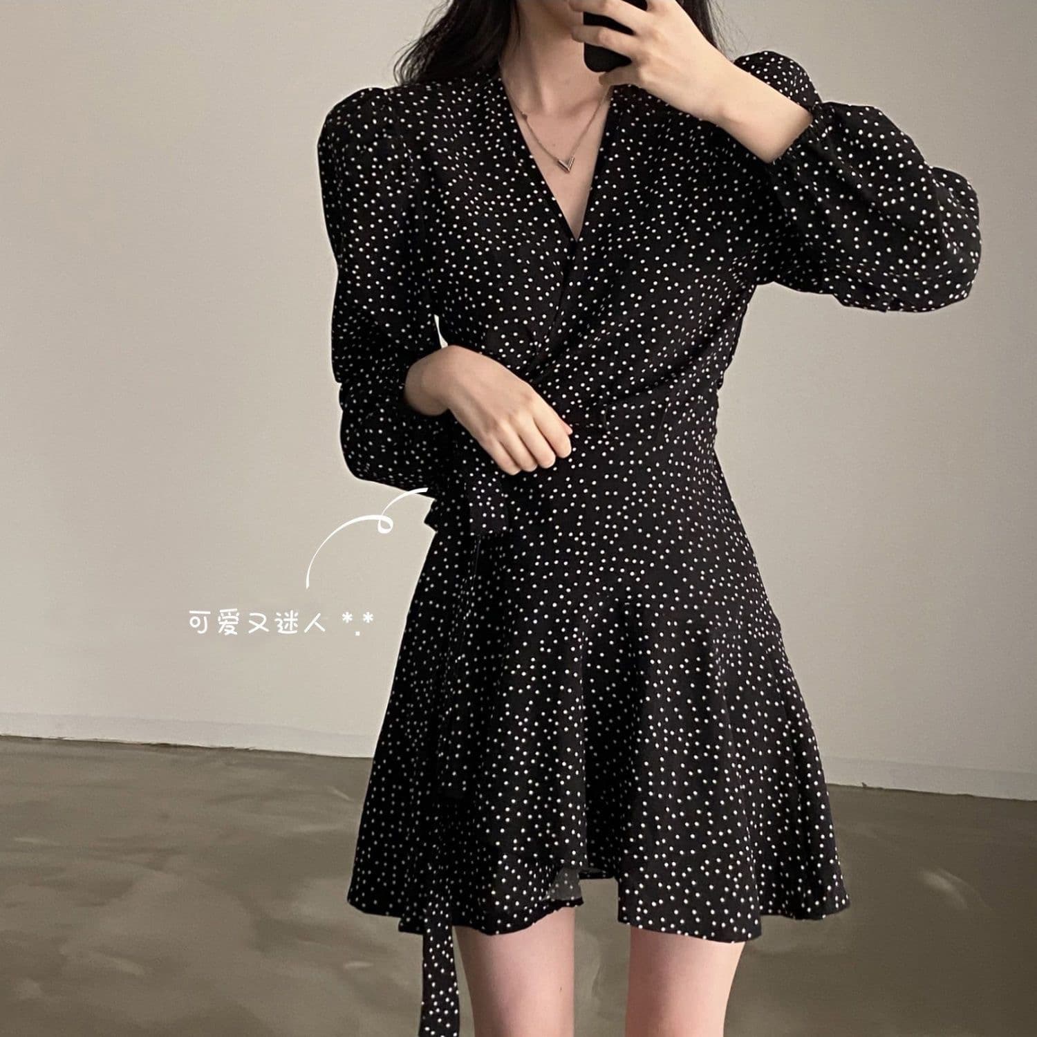프랑스식 레트로 도트 무늬 작은 검은 드레스 하나 슬라이스 V넥 드레스 그는 벤 바람 부서 벨트 작은 키 허리 수축 치마 이미지 4