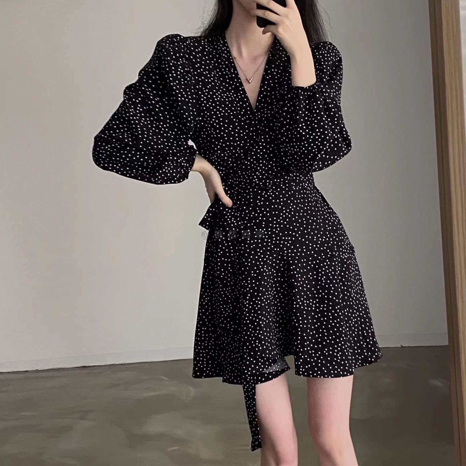 프랑스식 레트로 도트 무늬 작은 검은 드레스 하나 슬라이스 V넥 드레스 그는 벤 바람 부서 벨트 작은 키 허리 수축 치마 상세 이미지 3