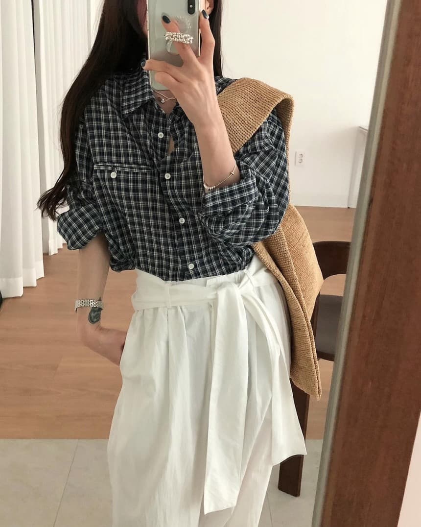 재고 있음 레트로 느긋한 바람 품격 폴로 칼라 싱글 주머니 디자인 루즈핏 슬림해 보이는 체크무늬 긴팔 셔츠 둘 색상 상세 이미지 2