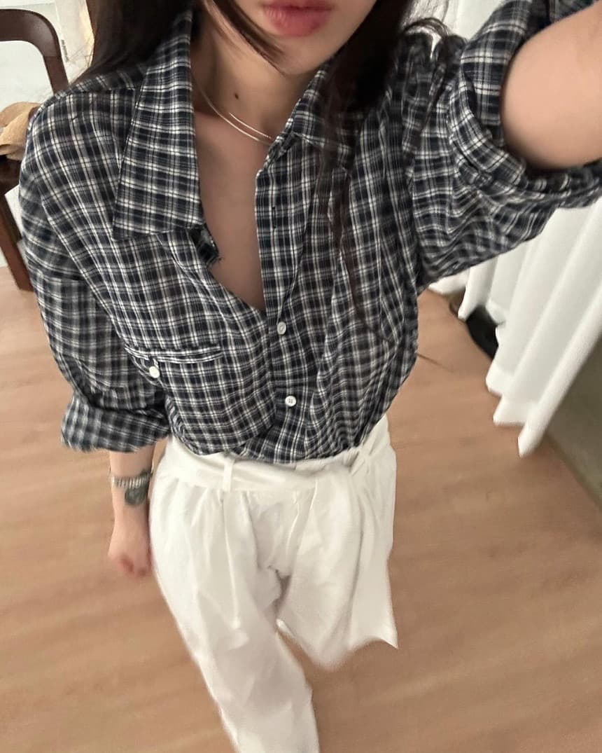 재고 있음 레트로 느긋한 바람 품격 폴로 칼라 싱글 주머니 디자인 루즈핏 슬림해 보이는 체크무늬 긴팔 셔츠 둘 색상 상세 이미지 5
