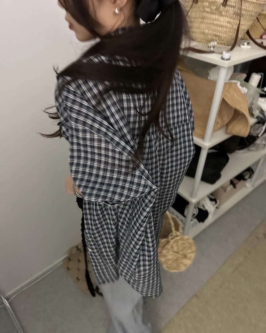 재고 있음 레트로 느긋한 바람 품격 폴로 칼라 싱글 주머니 디자인 루즈핏 슬림해 보이는 체크무늬 긴팔 셔츠 둘 색상 상세 이미지 9