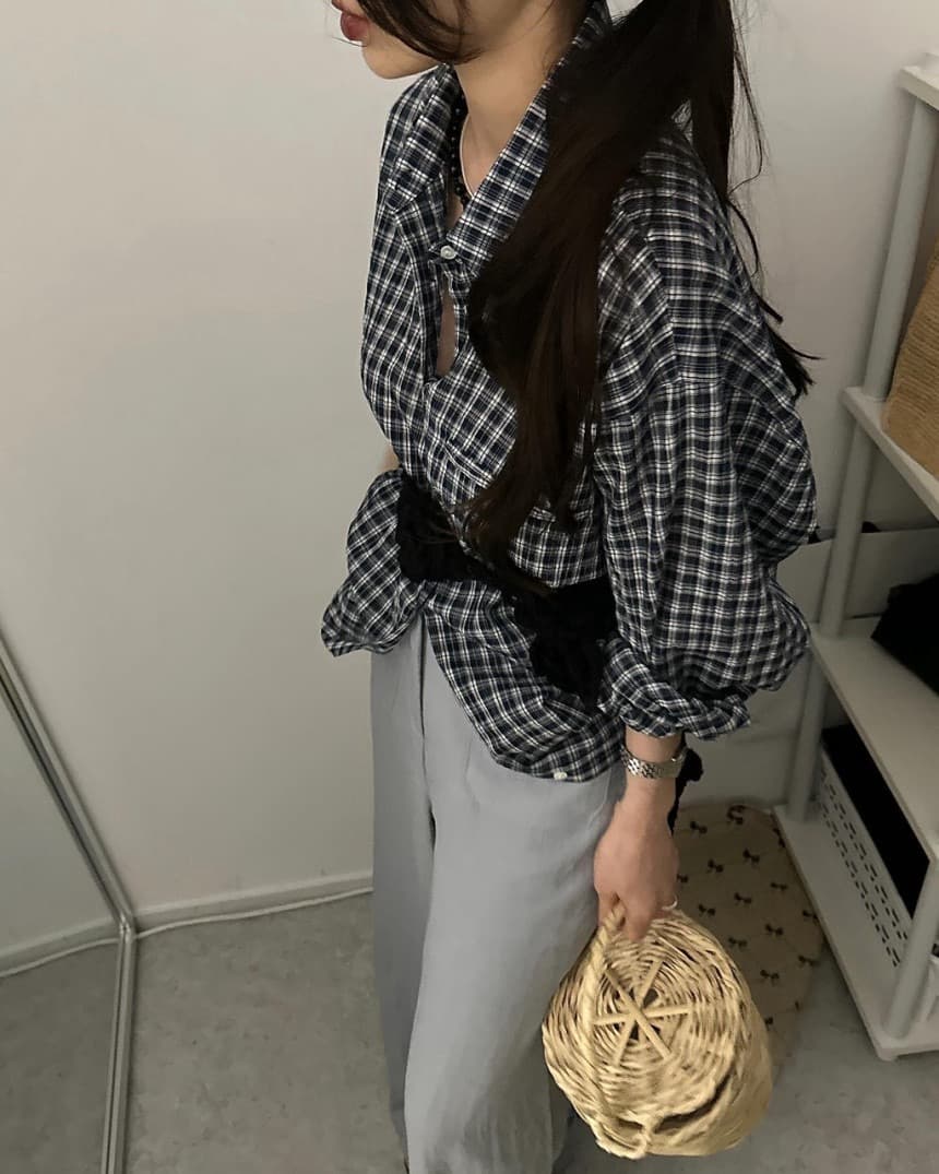 재고 있음 레트로 느긋한 바람 품격 폴로 칼라 싱글 주머니 디자인 루즈핏 슬림해 보이는 체크무늬 긴팔 셔츠 둘 색상 상세 이미지 11