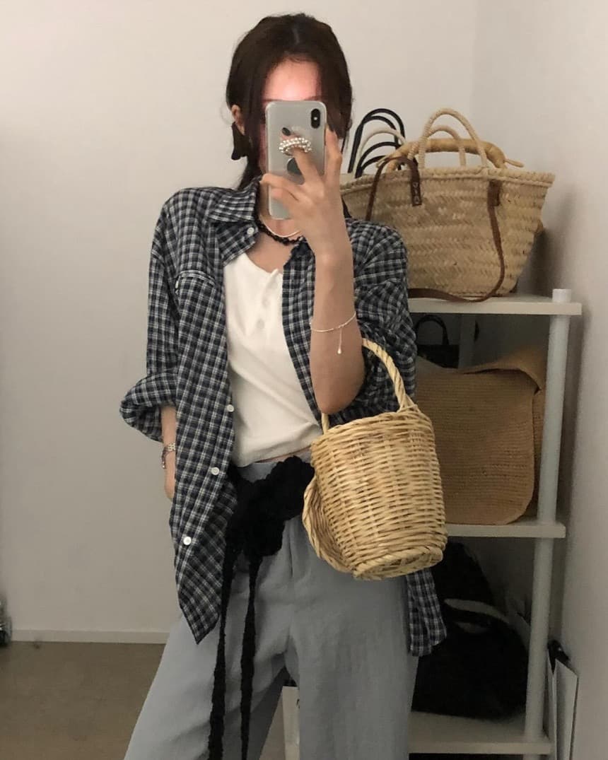 재고 있음 레트로 느긋한 바람 품격 폴로 칼라 싱글 주머니 디자인 루즈핏 슬림해 보이는 체크무늬 긴팔 셔츠 둘 색상 상세 이미지 13