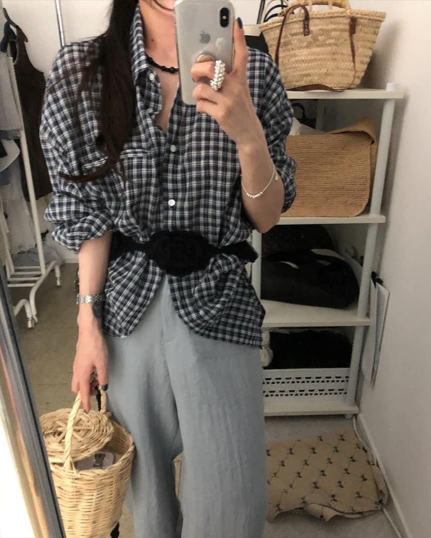 재고 있음 레트로 느긋한 바람 품격 폴로 칼라 싱글 주머니 디자인 루즈핏 슬림해 보이는 체크무늬 긴팔 셔츠 둘 색상 상세 이미지 14
