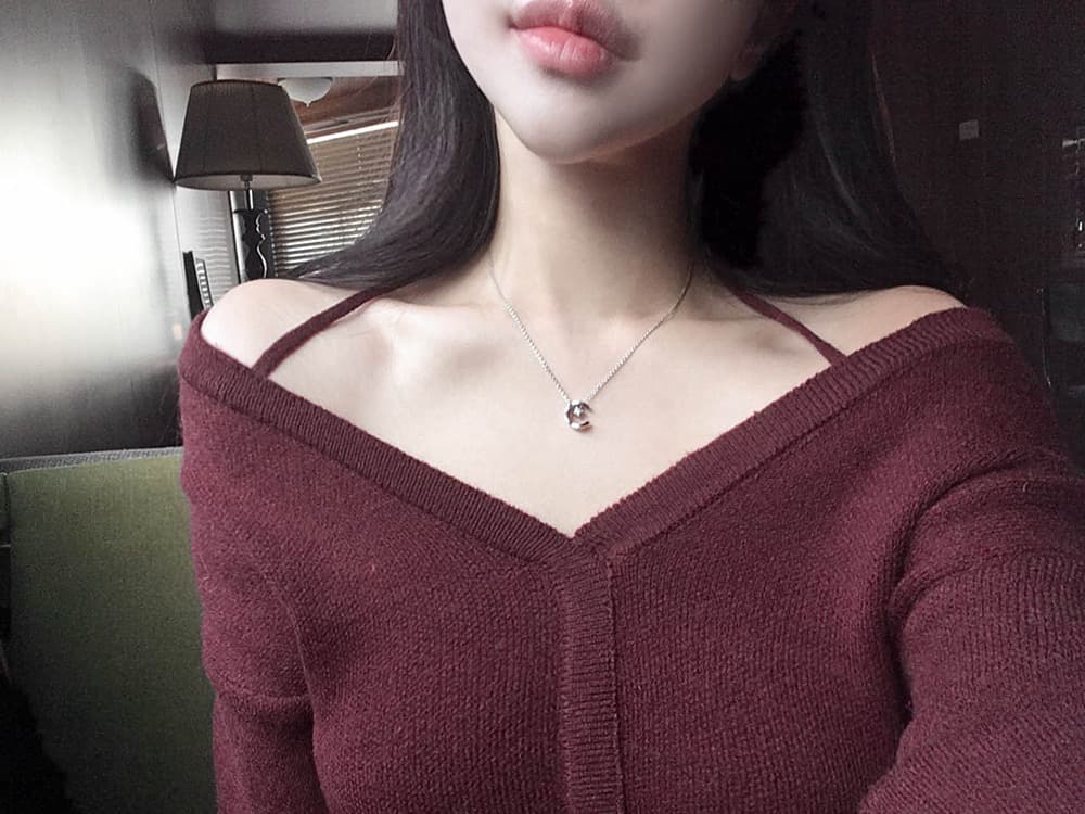 가을 새로운 chic 한국 작은 대중 디자인 센스 미니멀리즘 V넥 빛 요리 한 다용도 행침 목 둘 착용 오프숄더 니트 스웨터 여성 상세 이미지 19