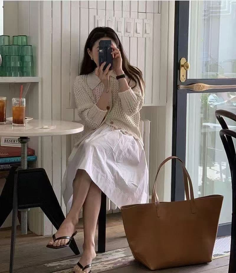 재고 있음 한국 ins 디자이너 단색 홀로우 아웃 폴로 칼라 니트 짧은 외투 상세 이미지 2