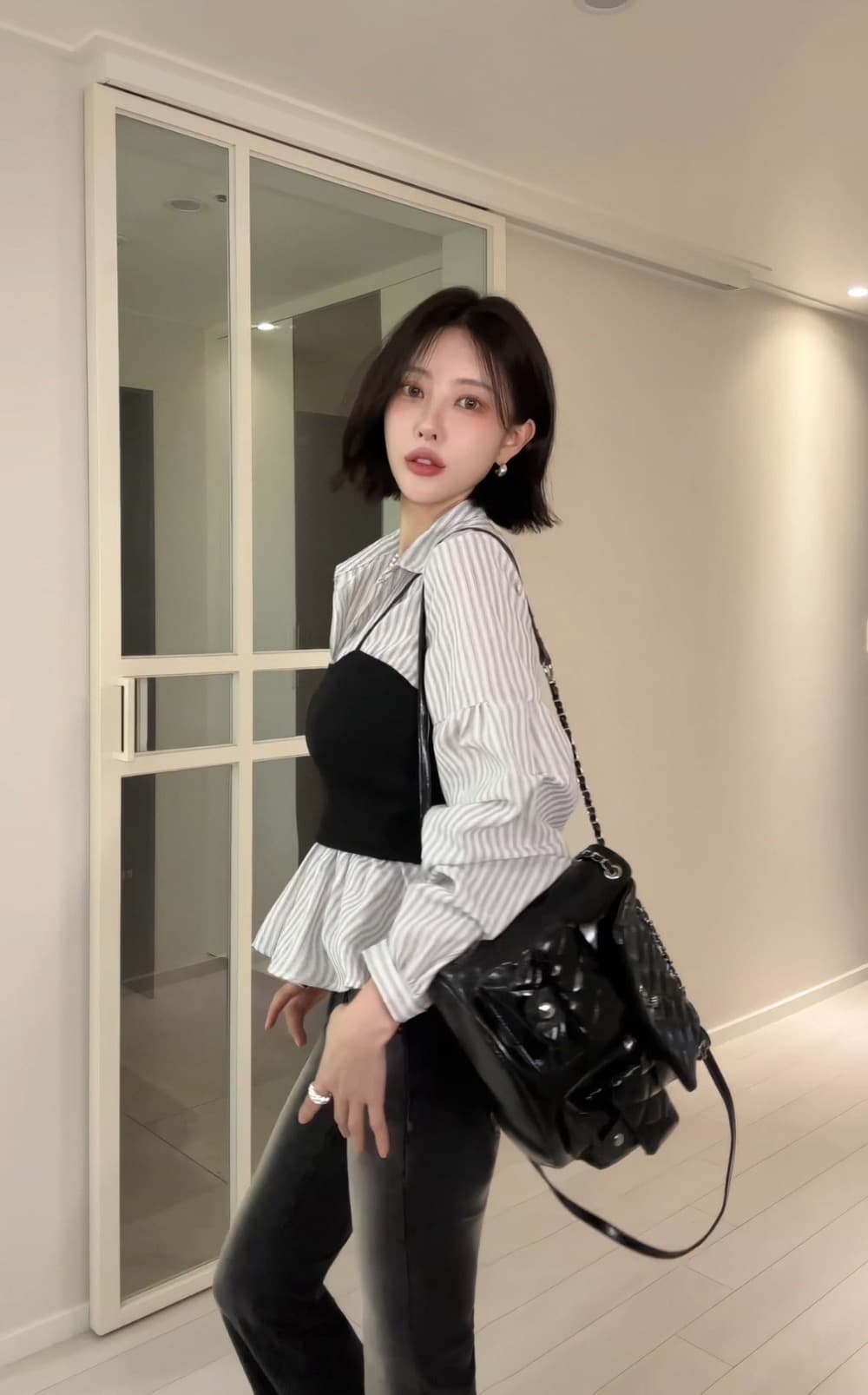 봄 새로운 한 부서 스트라이프 허리 수축 슬림해 보이는 페이크 레이어드 패치워크 여성 셔츠 말뚝 더미 소매 디자인 센스 맨위 여성 상세 이미지 12