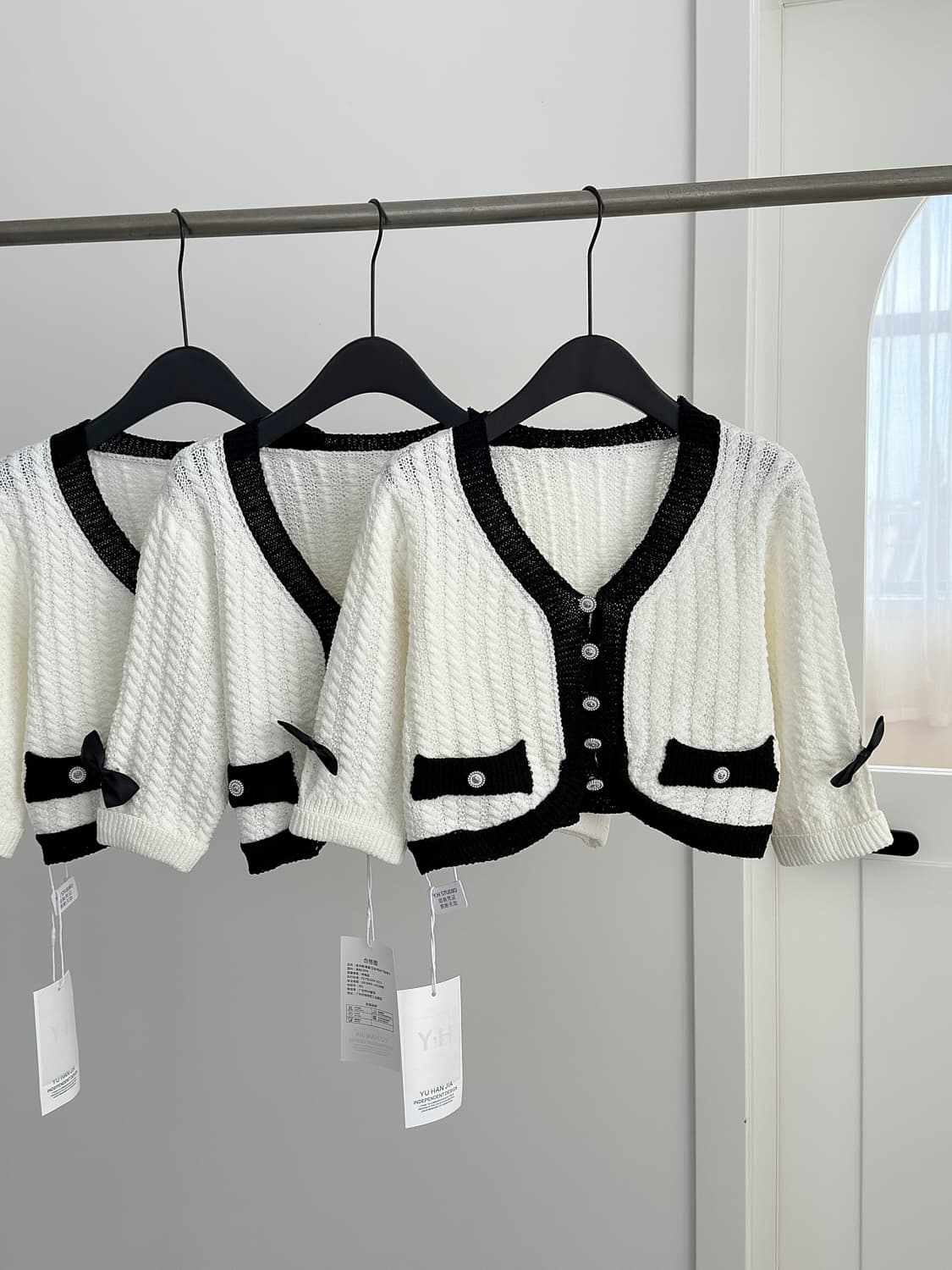 수영장 자오 짜오 chiarazz 흑인과 백인 이동 선 천 골드 작은 샤넬 스타일 흑인과 백인 튜브탑 니트 드레스 배색 오픈 가디건 상세 이미지 19