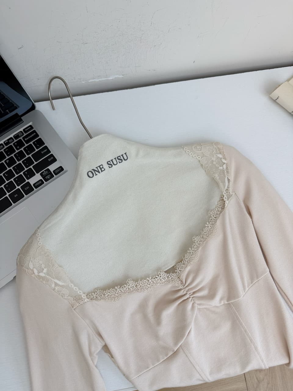 jayky yang 뒤로보기 뮤즈 작은 V넥 레이스 레이스 기본 셔츠 펌프 Pleat 디자인 센스 다용도 맨위 상세 이미지 17