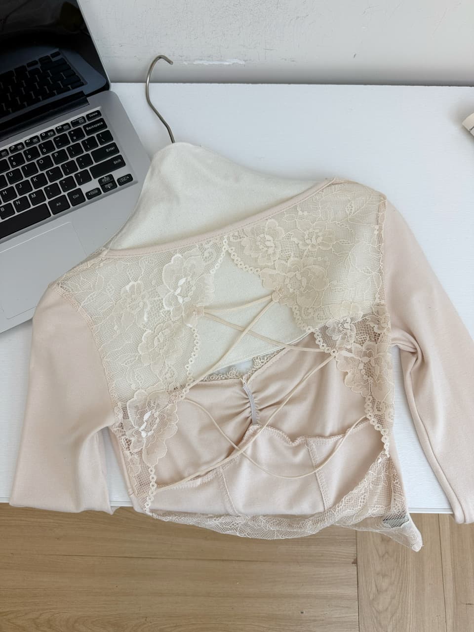 jayky yang 뒤로보기 뮤즈 작은 V넥 레이스 레이스 기본 셔츠 펌프 Pleat 디자인 센스 다용도 맨위 상세 이미지 18