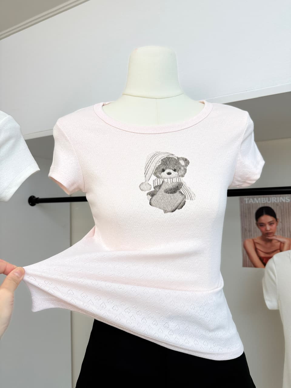 neresum 핑크색 재미있는 작은 곰 프린트 쇼트 스타일 반팔 여성 아메리칸 긍정적 인 어깨 몸매 가꾸기 다용도 맨위 티셔츠 이미지 3
