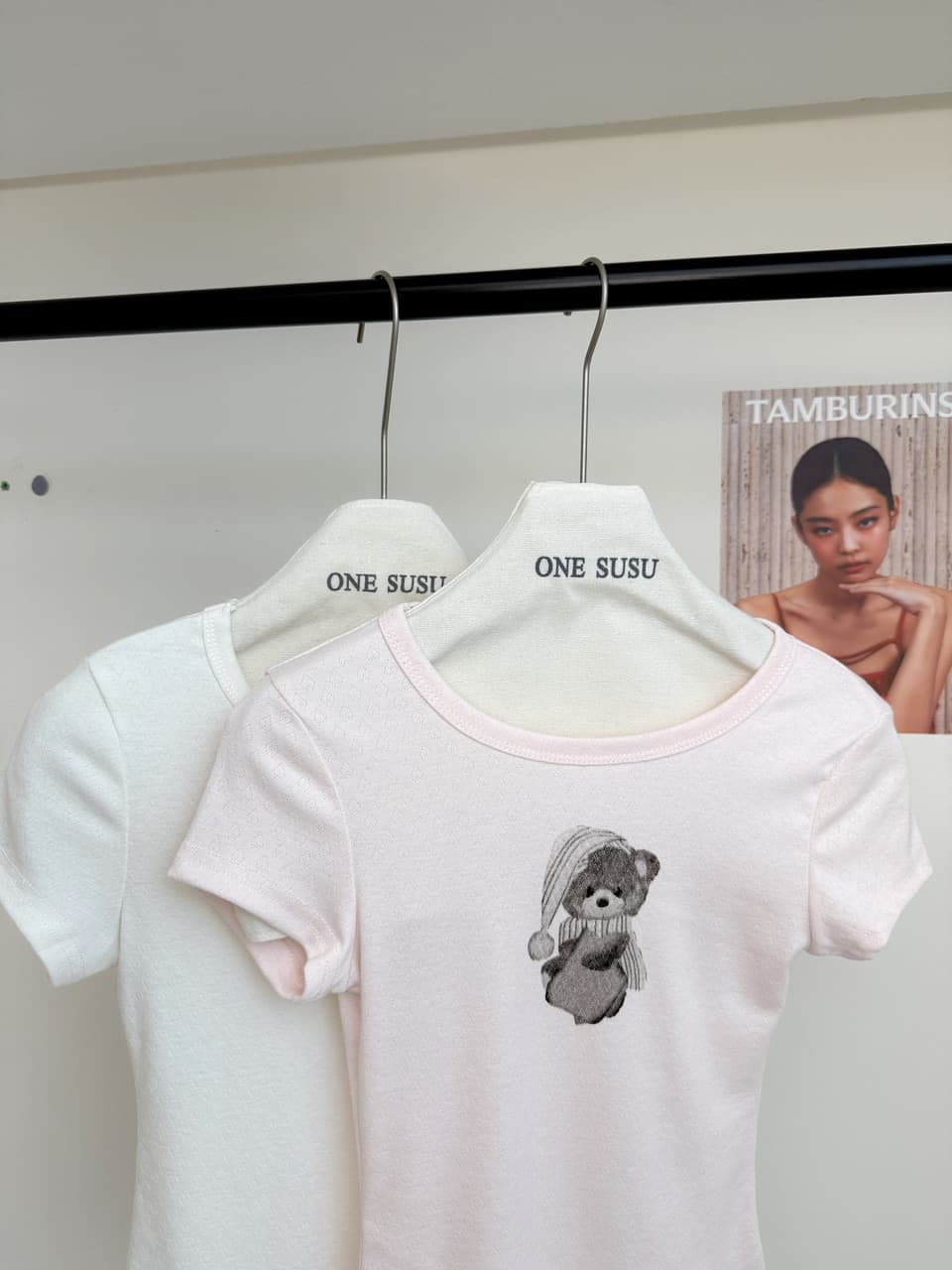 neresum 핑크색 재미있는 작은 곰 프린트 쇼트 스타일 반팔 여성 아메리칸 긍정적 인 어깨 몸매 가꾸기 다용도 맨위 티셔츠 상세 이미지 11
