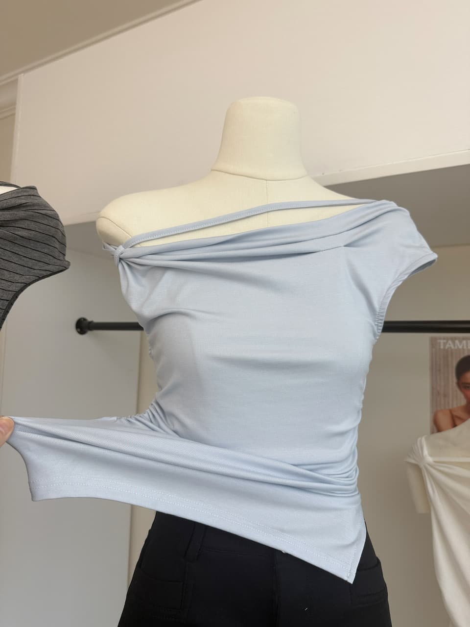 05 26 jmshop 심장 마비 커브 비스듬한 어깨 칼라 깨진 Pleat 허리 수축 트임 반팔 티셔츠 여름 몸매 가꾸기 다용도 이미지 4