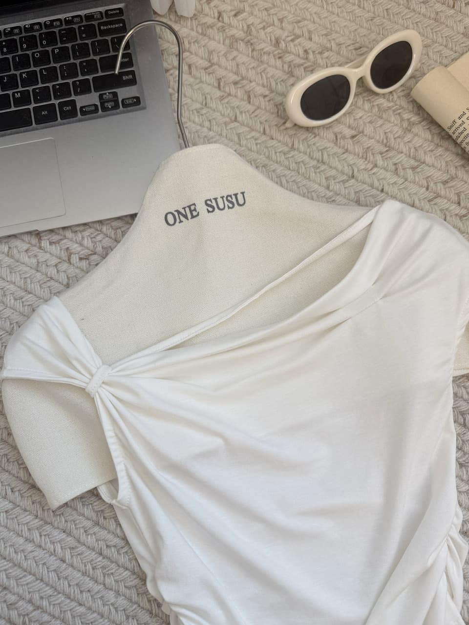 05 26 jmshop 심장 마비 커브 비스듬한 어깨 칼라 깨진 Pleat 허리 수축 트임 반팔 티셔츠 여름 몸매 가꾸기 다용도 상세 이미지 16