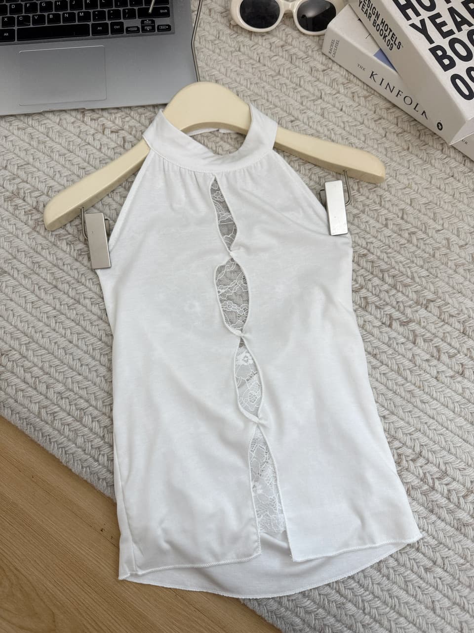tongiiuu 벤 마치 핫걸 페이크 레이어드 레이스 홀로우 아웃 비틀림 행침 목 니트 조끼 여성 몸매 가꾸기 맨위 상세 이미지 18