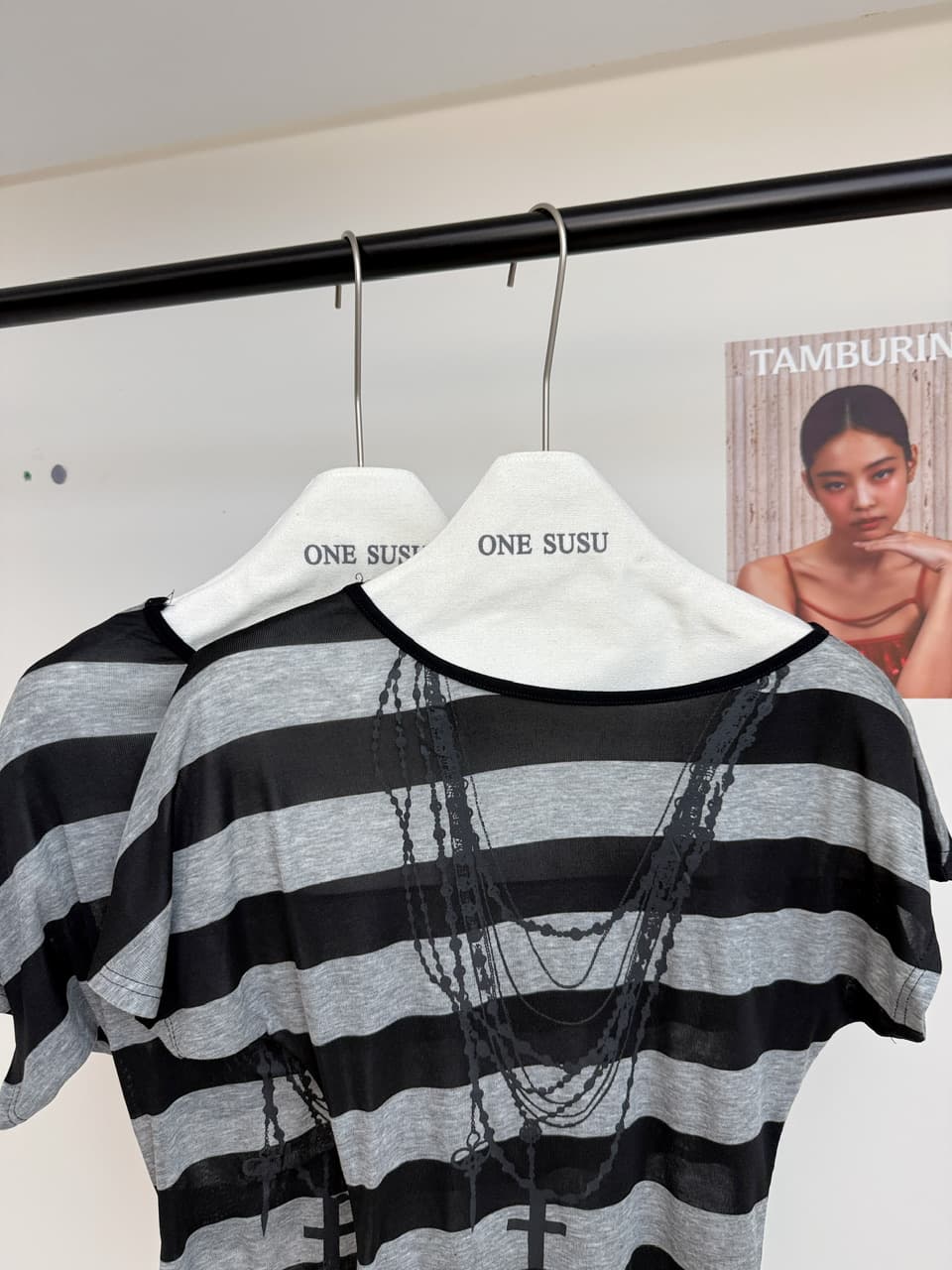 yolo shop 반란 인생 주간 실크 양모 스트라이프 프린트 비스듬한 어깨 배트윙 소매 티셔츠 여성 여름 슬림해 보이는 반팔 상세 이미지 9