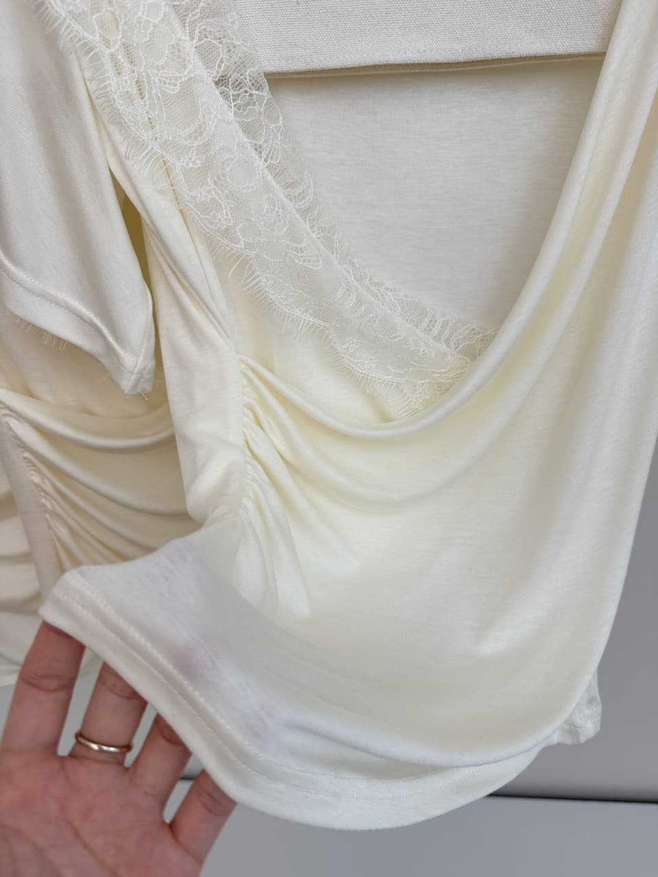 우아한 조 부드러운 구름 측면 여름 새로운 반팔 티셔츠 주간 실크 아세트산 뽕나무 누에 실크 V넥 레이스 레이스 맨위 여성 상세 이미지 15