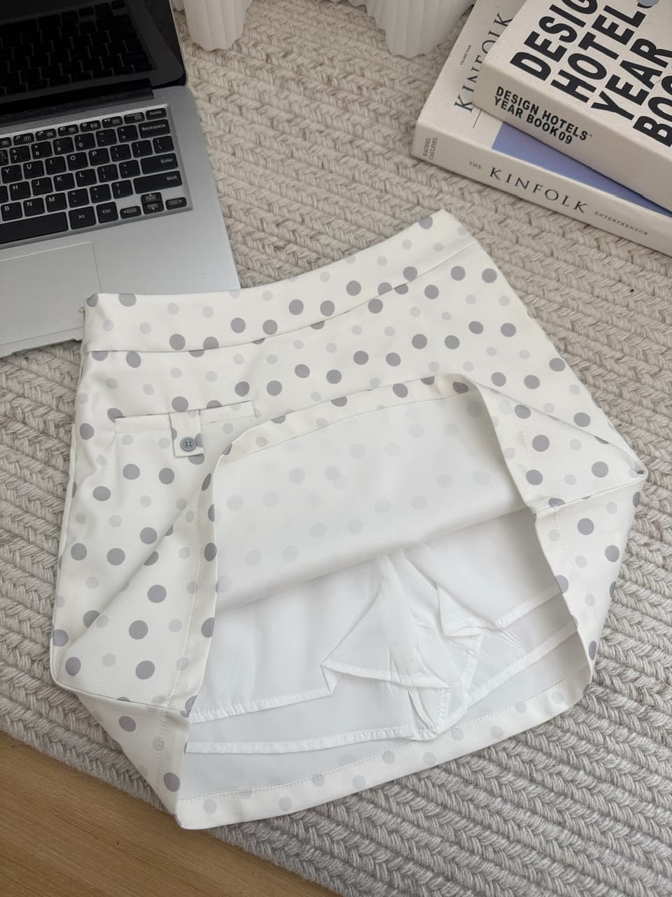 안녕하세요. 대포 작은 대중 도트 무늬 디자인 센스 한 마디 반신 스커트 여성 여름 새로운 하이웨이스트 슬림해 보이는 디자인 센스 작은 미니 스커트 이미지 4