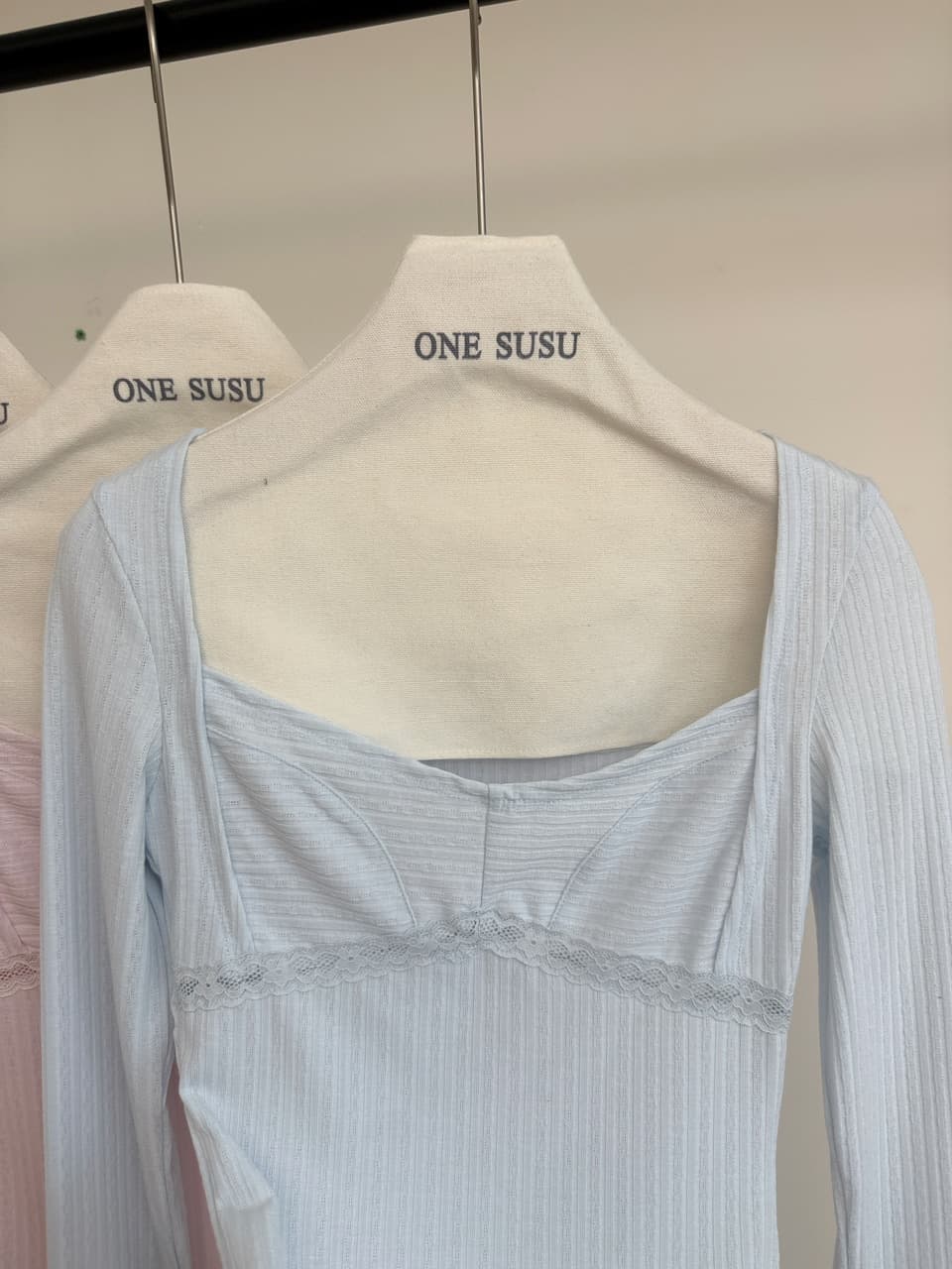 suuuicee 바람 종소리 작은 나이 홀로우 아웃 물결무늬 레이스 레이스 관대 한 칼라 긴팔 티셔츠 순수한 욕망 짧은 맨위 상세 이미지 18