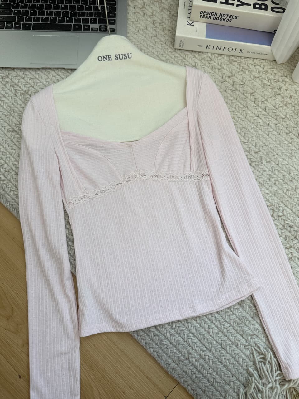 suuuicee 바람 종소리 작은 나이 홀로우 아웃 물결무늬 레이스 레이스 관대 한 칼라 긴팔 티셔츠 순수한 욕망 짧은 맨위 상세 이미지 19